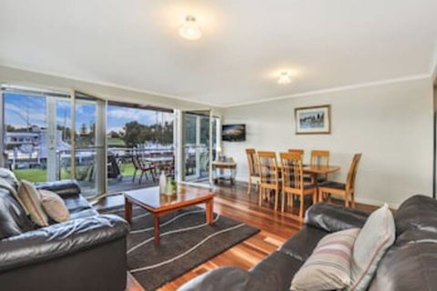 JOHANSSONS PERCH No. 1 - Accommodation in Brisbane 0