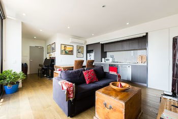 TALIA, 1BDR Carlton Apartment - Accommodation in Brisbane 0