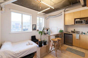LUCINDA, Carlton Studio Apartment - Accommodation in Brisbane 0