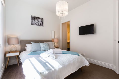 AERIN, 2BDR Melbourne Apartment - Accommodation in Brisbane 0