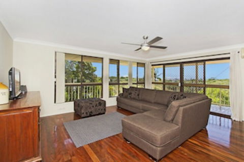 KINGSCLIFF HOLIDAY HOME On The HILL SYDS VIEW - Accommodation in Brisbane 0
