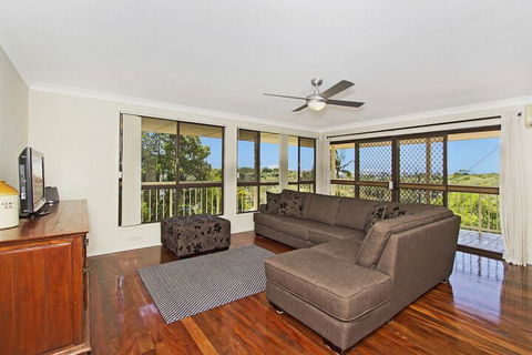 KINGSCLIFF HOLIDAY HOME On The HILL SYDS VIEW - Accommodation in Brisbane 4