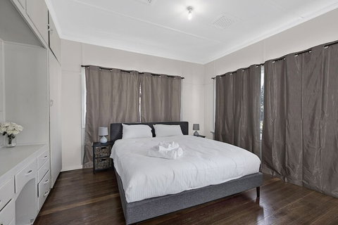 EJ Homes At The Entrance - Accommodation in Brisbane 6