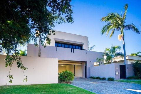 Indulgence On Bay Four - Accommodation in Brisbane 2