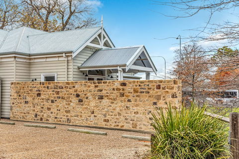 Grandview Accommodation - The Elm Tree Apartments - Accommodation in Brisbane 0