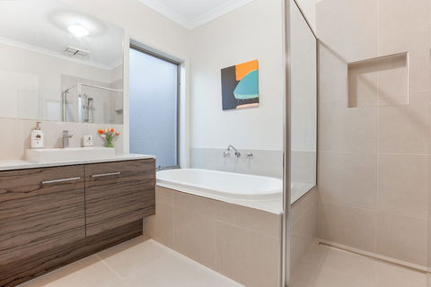 Lakeside Retreat & Business - Accommodation in Brisbane 6