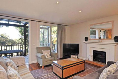 Villa Beaujolais Located Within Cypress Lakes - Accommodation in Brisbane 4