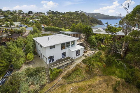 Hidden Bay - 5 BR Luxury Waterfront - Accommodation in Brisbane 3