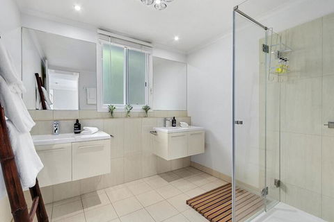 Hidden Bay - 5 BR Luxury Waterfront - Accommodation in Brisbane 7