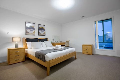 104 Sanctuary Lake Donatella Retreat - Accommodation in Brisbane 4