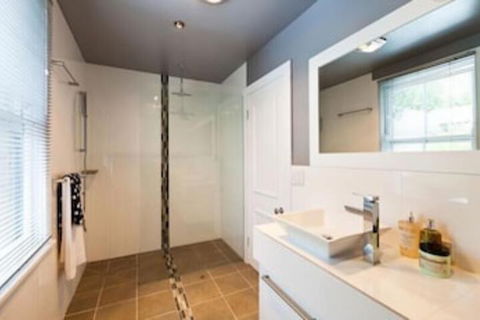 Spacious City 2 BR House Fit 6 PP - Accommodation in Brisbane 4