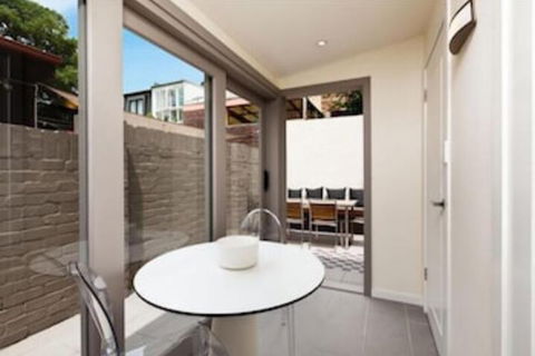 Spacious City 2 BR House Fit 6 PP - Accommodation in Brisbane 1
