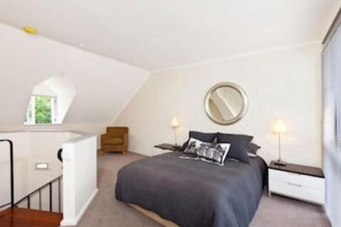 Spacious City 2 BR House Fit 6 PP - Accommodation in Brisbane 2
