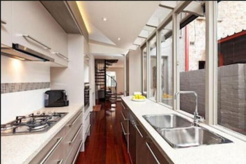 Spacious City 2 BR House Fit 6 PP - Accommodation in Brisbane 6