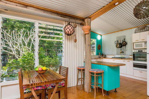 A SWEET ESCAPE Beachcombers Cottage Beachfront - Accommodation in Brisbane 3