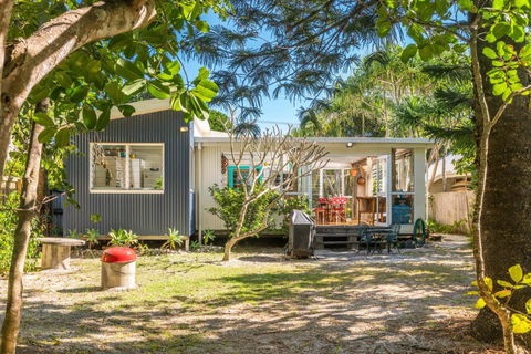A SWEET ESCAPE Beachcombers Cottage Beachfront - Accommodation in Brisbane 5
