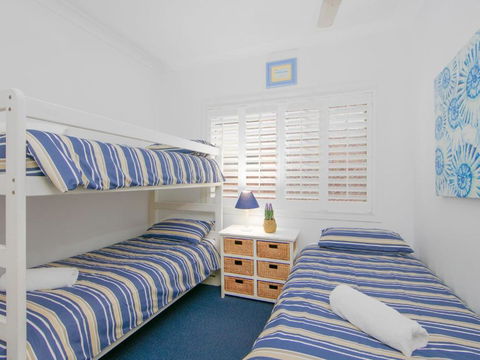 Avalon 1 Overlooking Beautiful Convent Beach - Accommodation in Brisbane 2
