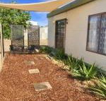 Cute Private Studio Flat with AIRCON - Accommodation in Brisbane