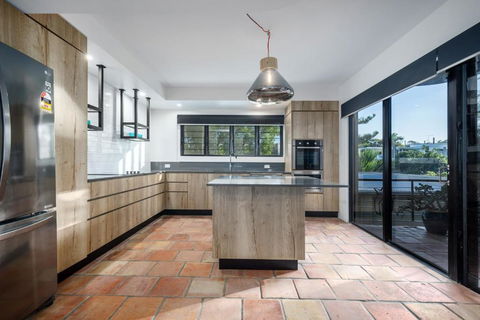 Tuscan Inspired Townhouse Minutes From The Beach - Accommodation in Brisbane 2