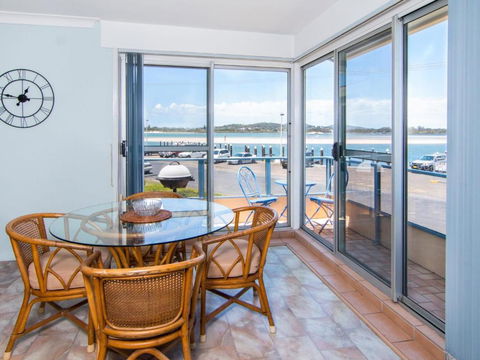 Fairholme 8 Perfect Lakefront Position - Accommodation in Brisbane 5