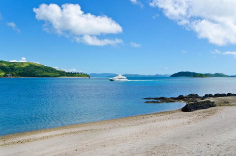 Yacht Club Villa 33 Serenity 4 Bedroom 4 Bathroom House Ocean Views 2 Buggies - Accommodation in Brisbane 5
