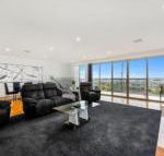 BENGALEE EXECUTIVE TOWNHOUSE MODERN  STYLISH - Accommodation in Brisbane
