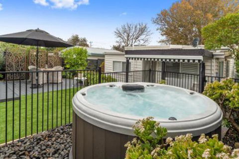 Amber Cottage Luxury Seaside Retreat With Outdoor Spa! - Accommodation in Brisbane 4