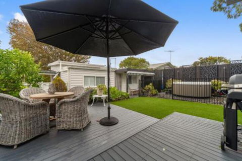Amber Cottage Luxury Seaside Retreat With Outdoor Spa! - Accommodation in Brisbane 0