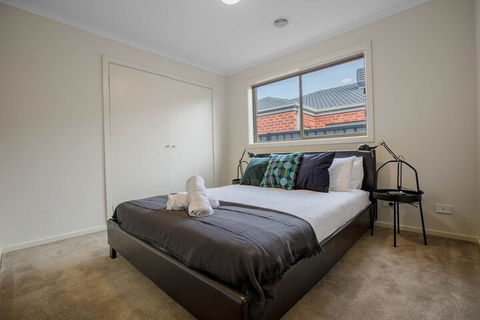 Spacious Lovely Home In Point Cook - Accommodation in Brisbane 7