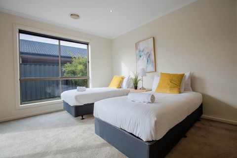 Spacious Lovely Home In Point Cook - Accommodation in Brisbane 1