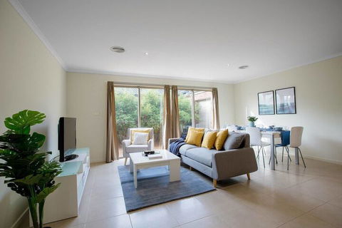 Spacious Lovely Home In Point Cook - Accommodation in Brisbane 4