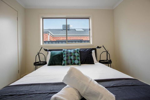 Spacious Lovely Home In Point Cook - Accommodation in Brisbane 6