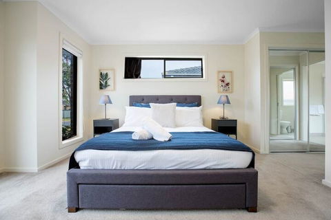 Spacious Lovely Home In Point Cook - Accommodation in Brisbane 3