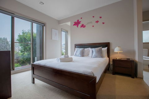 Gorgeous 4BR Home In Point Cook - Accommodation in Brisbane 3