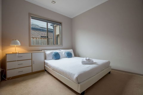 Gorgeous 4BR Home In Point Cook - Accommodation in Brisbane 1