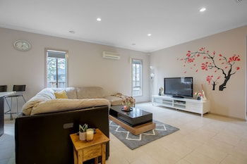 Gorgeous 4BR Home In Point Cook - Accommodation in Brisbane 0