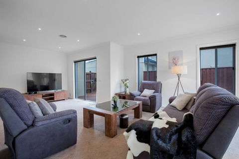 Superb Luxe 5BR House@point Cook Near Lake - Accommodation in Brisbane 1