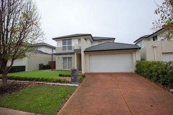 Superb Luxe 5BR House@point Cook Near Lake - Accommodation in Brisbane 0