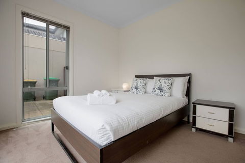 Superb Luxe 5BR House@point Cook Near Lake - Accommodation in Brisbane 4