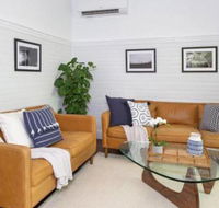 Ocean Mist Cottage across from pet friendly beach - Accommodation in Brisbane