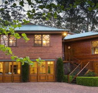 Treetops elegant inviting designer cedar home - Accommodation in Brisbane