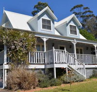 The Dolls House Charming 2 bedroom cottage just a short walk from the village - Accommodation in Brisbane