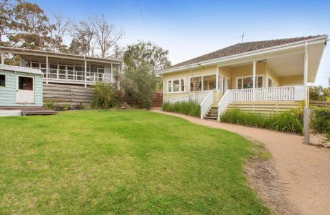 BEACHSIDE GETAWAY DROMANA - Accommodation in Brisbane 6