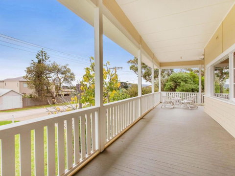 BEACHSIDE GETAWAY DROMANA - Accommodation in Brisbane 5