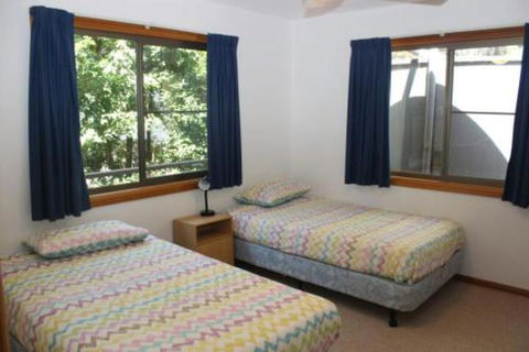LIZ LAKE - Accommodation in Brisbane 5