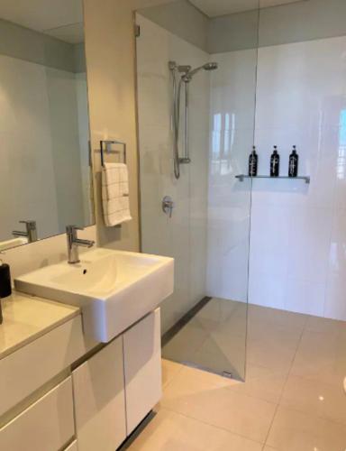 LOCATION LOCATION CITY VIEWS NETFLIX WIFI WINE - Accommodation in Brisbane 4