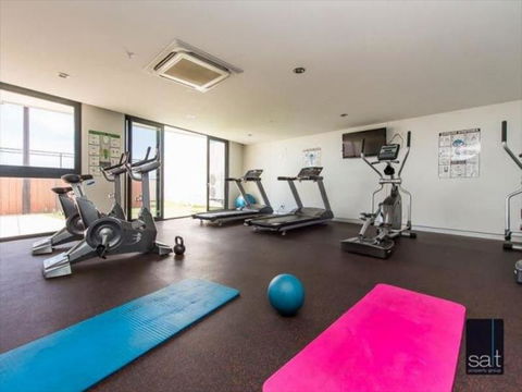 LOCATION LOCATION CITY VIEWS NETFLIX WIFI WINE - Accommodation in Brisbane 3