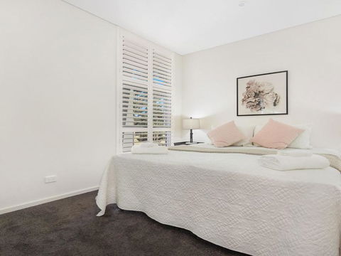 Bathers At The Beach Across From Surf Beach - Accommodation in Brisbane 6