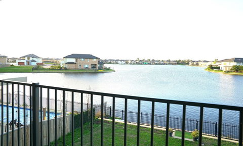 Waterfront Villa In Sanctuary Lakes - Accommodation in Brisbane 2