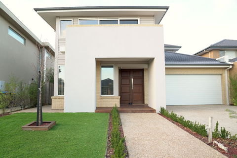 Waterfront Villa In Sanctuary Lakes - Accommodation in Brisbane 1